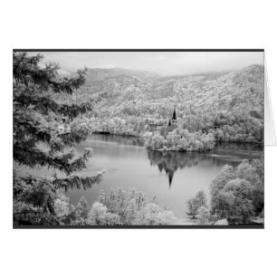 Imagen en blanco y negro del lago Bled, Eslovenia