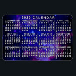 Imán 2023 Año Calendario mensual Nebulosa del espacio u<br><div class="desc">Este imán flexible del calendario mensual de 2023 muestra los días de la semana de cada mes en blanco sobre un fondo del espacio exterior hecho de la pequeña nube magelánica teñida de azul. La Nube Magelánica Pequeña es una galaxia de unos 200.000 años luz que orbita nuestra propia galaxia...</div>