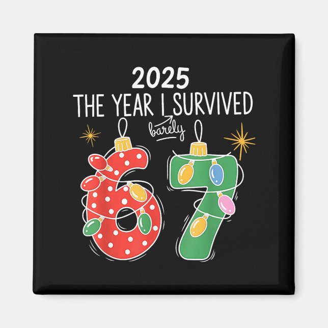 Imán 2025 The Year I Survived Barely 67 Lights Christma (Frente)