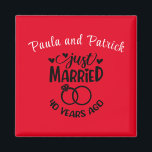 Imán 40.º Aniversario Boda Nombres personalizados Ruby<br><div class="desc">Conmemorar su cuadragésimo aniversario de boda con este fondo rojo rubí,  imán personalizado. Personaliza los nombres en texto negro a tu propia pareja o a la pareja que celebra este hito. ¡Gran idea para un favor partidario también!</div>