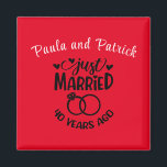 Imán 40.º Aniversario Boda Nombres personalizados Ruby<br><div class="desc">Conmemorar su cuadragésimo aniversario de boda con este fondo rojo rubí,  imán personalizado. Personaliza los nombres en texto negro a tu propia pareja o a la pareja que celebra este hito. ¡Gran idea para un favor partidario también!</div>