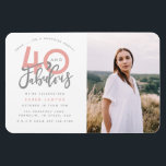 Imán 40 y fabulosa invitación para la fiesta de cumplea<br><div class="desc">Celebra tu cumpleaños 40 con estilo con estas invitaciones a las fotos fiestas de color gris y rosado de cuarenta y fabulosos cumpleaños. Un diseño moderno con texto de guión y gráficos en negrita. Cambie el color al personalizar. Parte de una colección.</div>