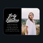 Imán 40 y fabulosa invitación para la fiesta de cumplea<br><div class="desc">Celebra tu 40 cumpleaños con estilo con estas cuarenta y cuarenta blancas y fabulosas invitaciones de foto de cumpleaños. Un texto de guión retro y gráficos en negrita. Parte de una colección.</div>