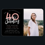 Imán 40 y fabulosa invitación para la fiesta de cumplea<br><div class="desc">Celebra tu 40 cumpleaños con estilo con estas invitaciones de fotos fiestas de color negro y rosa de cuarenta y fabulosos cumpleaños. Un diseño moderno con texto de guión y gráficos en negrita. Cambie el color al personalizar. Parte de una colección.</div>