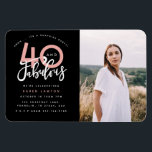 Imán 40 y fabulosa invitación para la fiesta de cumplea<br><div class="desc">Celebra tu 40 cumpleaños con estilo con estas invitaciones de fotos fiestas de color negro y rosa de cuarenta y fabulosos cumpleaños. Un diseño moderno con texto de guión y gráficos en negrita. Cambie el color al personalizar. Parte de una colección.</div>