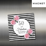 Imán 50 años moda rosas rosas rosas negras rayas blanca<br><div class="desc">Un imán para una fiesta de cumpleaños número 50. Bandas horizontales clásicas delgadas en blanco y negro como fondo. Con rosas rosas rosa femeninas y femeninas como decoración. Un marco con el texto: 50 y Fabulous y plantillas para el nombre y la fecha.</div>