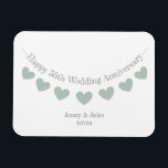 Imán 55.º conglomerado de aniversario de bodas Esmerald<br><div class="desc">55.º imán del aniversario de los bodas, con un puño de corazón verde. El regalo perfecto para parejas, padres o abuelos que están celebrando el aniversario de su boda esmeralda después de cincuenta y cinco años de matrimonio. Haga clic en personalizar para el personalizar el nombre del esposo y la...</div>