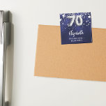 Imán 70 años estrellas de plata azul marino<br><div class="desc">Para una fiesta de cumpleaños número 70. Un color de fondo azul marino con estrellas falsas de plata. El color azul es desigual. Añade tu nombre,  texto. Se puede usar como recordatorio de Save the Date para tus invitados,  el favor de la fiesta o como un placer.</div>