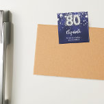 Imán 80.º cumpleaños estrellas de plata azul marino<br><div class="desc">Para una fiesta de cumpleaños número 80. Un color de fondo azul marino con estrellas falsas de plata. El color azul es desigual. Añade tu nombre,  texto. Se puede usar como recordatorio de Save the Date para tus invitados,  el favor de la fiesta o como un placer.</div>
