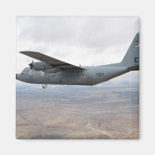 Imán A C-130 Hércules se eleva por el cielo