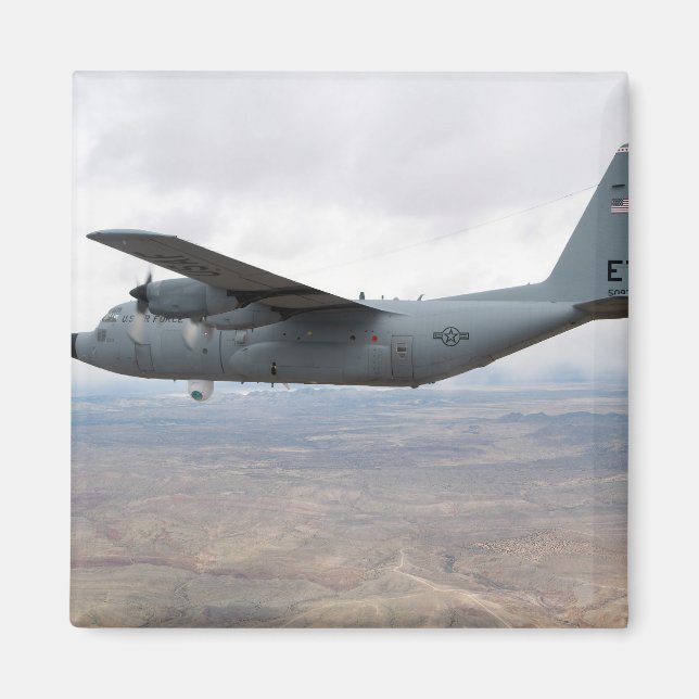 Imán A C-130 Hércules se eleva por el cielo (Frente)