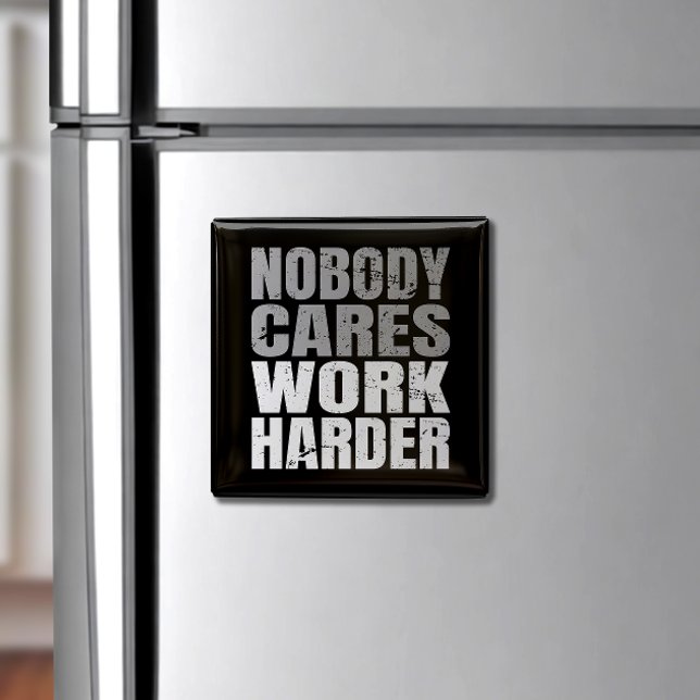 Imán A nadie le importa el trabajo más duro entrenamien (Stay motivated daily with a "Working Hard" refrigerator magnet—your reminder to keep pushing!)