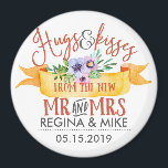 Imán Abrazos y besos del nuevo señor y la señora Floral<br><div class="desc">Este ilustracion vintage y rústico con flores y acuarela de cinta es perfecto para bodas, duchas de novias, fiestas de compromiso y fiestas de aniversario. Obtén esta moda y elegante diseño floral para tu boda al aire libre de primavera, en el campo o en un romántico jardín botánico. Personalice el...</div>