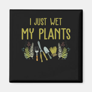 Imán Acabo de mojar mis plantas en un jardín verde para
