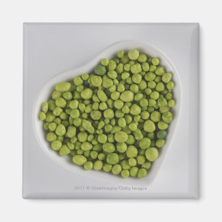 Imán Acercamiento de guijarros verdes en un bol con for