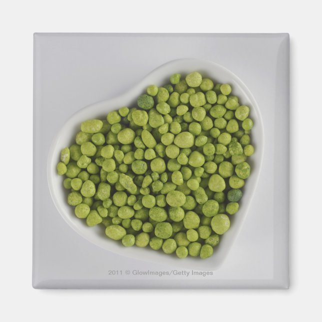 Imán Acercamiento de guijarros verdes en un bol con for (Frente)