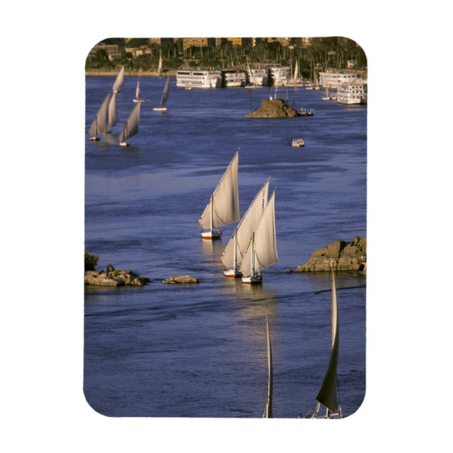 Imán África, Egipto, Alto Egipto, Asuán. Feluccas (Vertical)