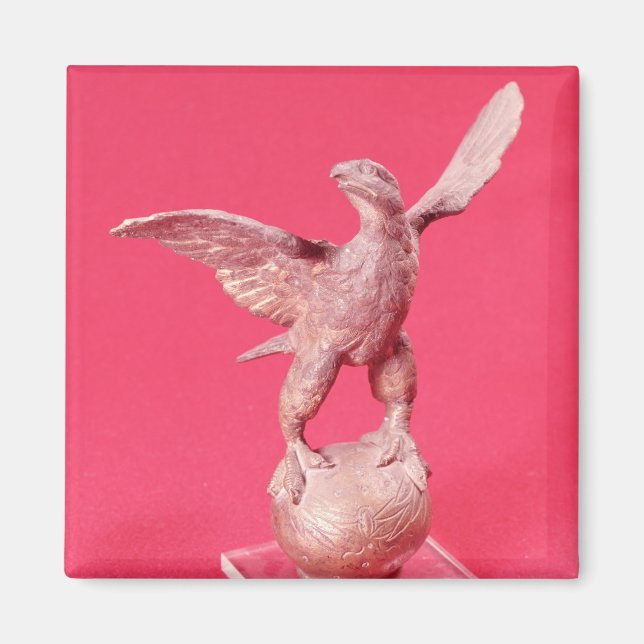 Imán Águila con las alas desplegadas sobre una bola (Frente)