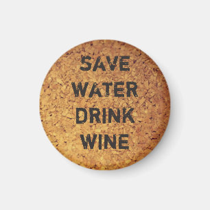 Imán ahorre el vino de la bebida del agua