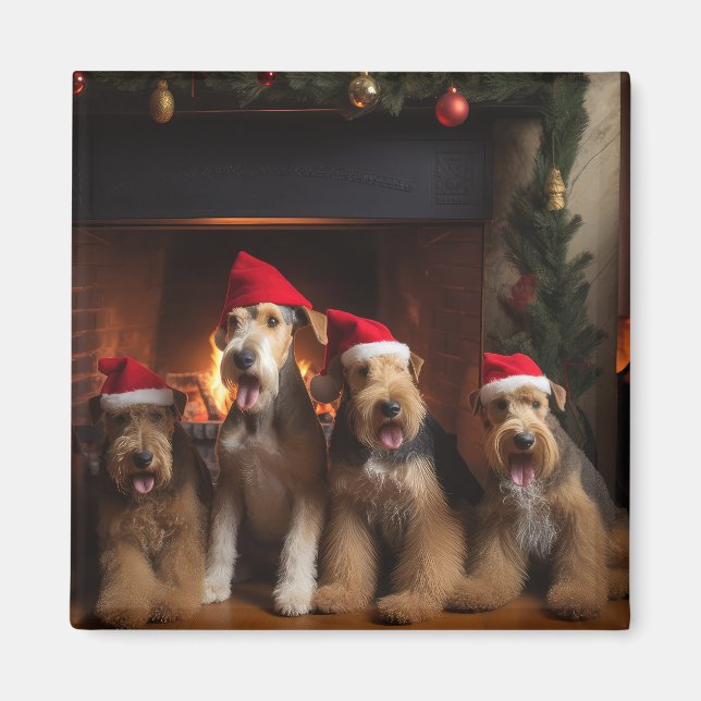 Imán Airedale junto a la chimenea en Navidad  (Frente)