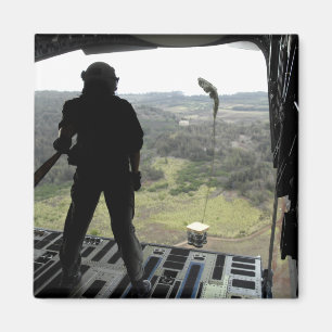 Imán Airman observa la caída de un paquete de prácticas