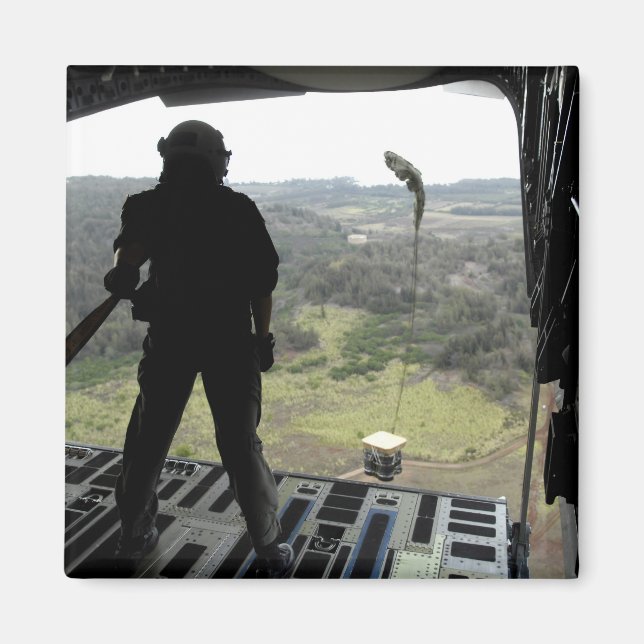 Imán Airman observa la caída de un paquete de prácticas (Frente)
