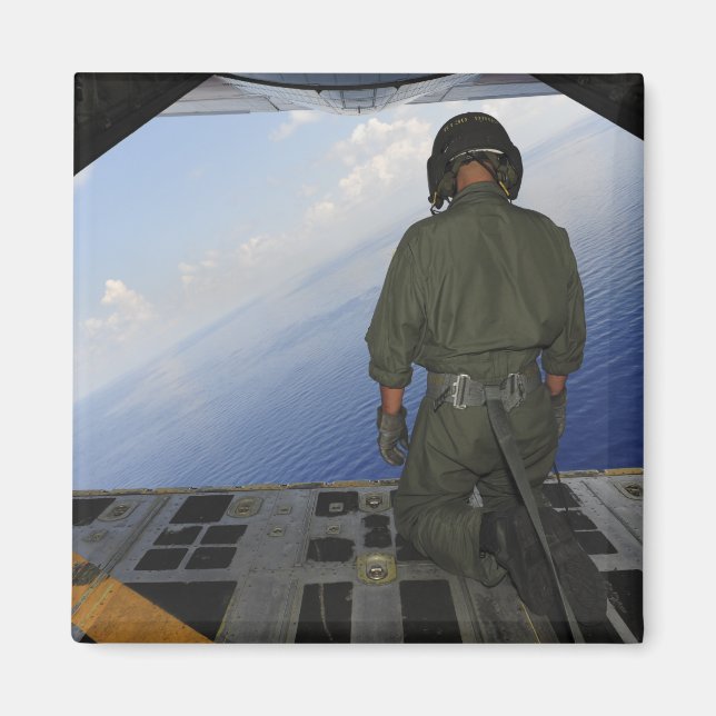 Imán Airman observa las aguas del Golfo de México (Frente)
