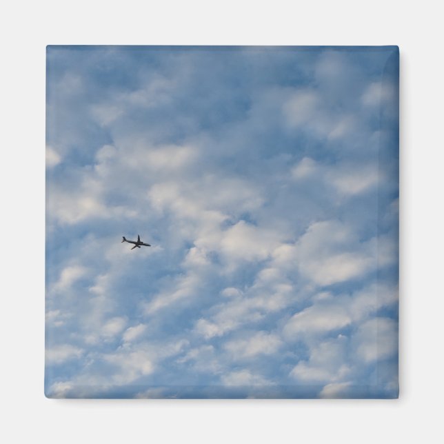 Imán Airplane Crossing a Cloud-Filled Blue Sky (Frente)