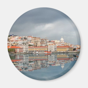 Imán Ajardine la vista de edificios en Lisboa, Portugal