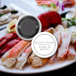 Imán Alergia bilingüe negra y blanca a la concha<br><div class="desc">Presentamos nuestro imán "Alergia Bilingüe Negra y Blanca a los Gusanos", una adición elegante y práctica a su arsenal de alergia. Con una tipografía nítida y un fondo blanco limpio, este imán garantiza la comunicación clara de su alergia a los crustáceos en inglés y español ("alergia a los mariscos"). Colóquelo...</div>