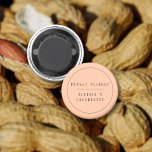 Imán Alerta de alergia al cacahuete bilingüe<br><div class="desc">Presentamos nuestro imán "Alerta Bilingüe de Alergia al cacahuete", una adición compasiva a sus esfuerzos de sensibilización sobre alergias. Con una tipografía negra clara sobre un suave fondo de melocotón, este imán asegura la visibilidad y comunicación de su alergia al cacahuete en inglés y español. Personalízalo con tu nombre para...</div>