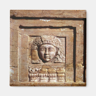 Imán Alivio que representa a una mujer en una ventana