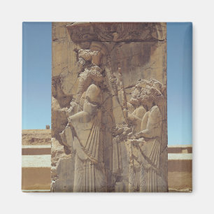 Imán Alivio que representa Xerxes I con dos asistentes