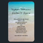 Imán alternativo de invitación a bodas de playa<br><div class="desc">Invitación a una boda imponente para una boda en la playa. La imagen vertical del agua turquesa del océano y de la arena tropical de la playa es el telón de fondo de esta invitación única. La novia y el novio están invitando a los invitados, y todo el texto de...</div>