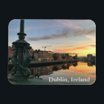Imán Amanecer a lo largo del río Liffey en Dublín, Irla<br><div class="desc">Hay muchos lugares de interés para visitar a lo largo del río Liffey,  en la vibrante capital de Irlanda. Comparte la diversión de Dublín con amigos y familiares en casa con este imán como un placer para recordar tu visita a Irlanda.</div>