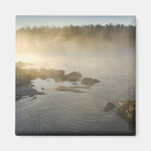 Imán Amanecer a través de la niebla en Anderson Bay, Ll