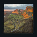 Imán Amanecer en las montañas Quiraing en Skye, Escocia<br><div class="desc">Imán fotográfico de recuerdo con los primeros rayos del sol brillando en las montañas de Trotternish Ridge,  Quiraing en un paisaje natural salvaje en la Isla de Skye en Escocia,  Reino Unido al atardecer.</div>