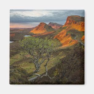 Imán Amanecer en las montañas Quiraing en Skye, Escocia