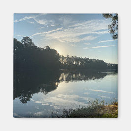 Imán Amanecer sobre un lago georgiano