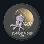 Imán Amantes Astronautas Besándose en el Espacio con Pl<br><div class="desc">Amantes astronautas besándose en el espacio detrás del Planeta Dorado. Gran diseño gráfico que puedes personalizar y personalizar poniendo los nombres de la pareja y la fecha de la boda. También es un regalo ideal para el aniversario de bodas de oro de tus padres. Celebra el aniversario de tus padres...</div>