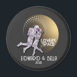 Imán Amantes Astronautas Besándose en el Espacio con Pl<br><div class="desc">Amantes astronautas besándose en el espacio detrás del Planeta Dorado. Gran diseño gráfico que puedes personalizar y personalizar poniendo los nombres de la pareja y la fecha de la boda. También es un regalo ideal para el aniversario de bodas de oro de tus padres. Celebra el aniversario de tus padres...</div>