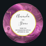 Imán Ametismo Púrpura Y Boda De Agate De Oro Gracias<br><div class="desc">Un imán de agradecimiento boda con un diseño abstracto elegante. Color amatista morado oscuro con cintas de oro enclavadas entre estratos de capas. Diseño rico y hermoso. En la parte superior hay un marco de círculo blanco con un borde de Relieve metalizado de oro falso, con un texto personalizado en...</div>