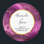 Imán Ametismo Púrpura Y Boda De Agate De Oro Gracias<br><div class="desc">Un imán de agradecimiento boda con un diseño abstracto elegante. Color amatista morado oscuro con cintas de oro enclavadas entre estratos de capas. Diseño rico y hermoso. En la parte superior hay un marco de círculo blanco con un borde de Relieve metalizado de oro falso, con un texto personalizado en...</div>