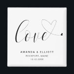 Imán Amor Corazón Blanco Negro Favor de la boda<br><div class="desc">Magnate de favores de boda lindo con la palabra "amor" en caligrafía negra con un latido cardíaco al final, sobre un fondo blanco. La disposición sencilla y minimalista y el amplio espacio abierto le confieren a este diseño un toque moderno, con letras caligráficas y corazones que le dan un toque...</div>