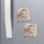 Imán Amor en la foto del bebé a primera vista<br><div class="desc">Crea un dulce toque de los primeros días de tu pequeña con nuestro imán fotográfico. Personaliza tu foto favorita del recién nacido; "amor a primera vista" aparece como un texto blanco sobre la tipografía con letras de pincel de estilo moderno y moda.</div>