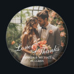 Imán 'Amor y agradecimiento' Personalizado Foto Favor d<br><div class="desc">Un diseño elegante y elegante de los favores matrimoniales con las palabras "Amor y Gracias" en una hermosa letra de escritura blanca. Incluye espacio para una foto personalizado,  nombres y la fecha boda en una fuente clásica blanca. ¡Una manera perfecta de darle un toque personal a su día especial!</div>
