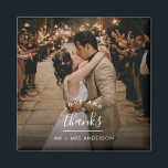 Imán Amor y gracias Boda.<br><div class="desc">Anunciando nuestro Amor y Gracias Boda Foto Gracias Magnet, la manera perfecta de expresar gratitud a sus seres queridos por su apoyo y buenos deseos en su día especial. Cada imán presenta un reconfortante mensaje de "Amor y Gracias" que se muestra elegantemente junto a una foto de personalizable de tu...</div>
