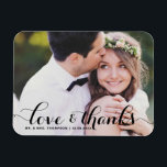 Imán Amor y gracias | Boda fotográfico de caligrafía ne<br><div class="desc">Celebra tu amor y muestra gratitud con nuestro boda de fotos de personalizable ¡gracias imán! Este toque único es perfecto para recordarle a sus seres queridos su día especial mientras expresa su sincero agradecimiento de una manera memorable. Cuenta con un moderno superpuesto de fotos de tipografía. Personalice agregando su foto...</div>