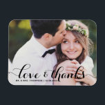 Imán Amor y gracias | Boda fotográfico de caligrafía ne<br><div class="desc">Celebra tu amor y muestra gratitud con nuestro boda de fotos de personalizable ¡gracias imán! Este toque único es perfecto para recordarle a sus seres queridos su día especial mientras expresa su sincero agradecimiento de una manera memorable. Cuenta con un moderno superpuesto de fotos de tipografía. Personalice agregando su foto...</div>