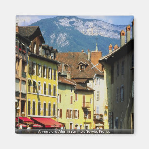 Imán Annecy y montañas en verano, Saboya, Francia
